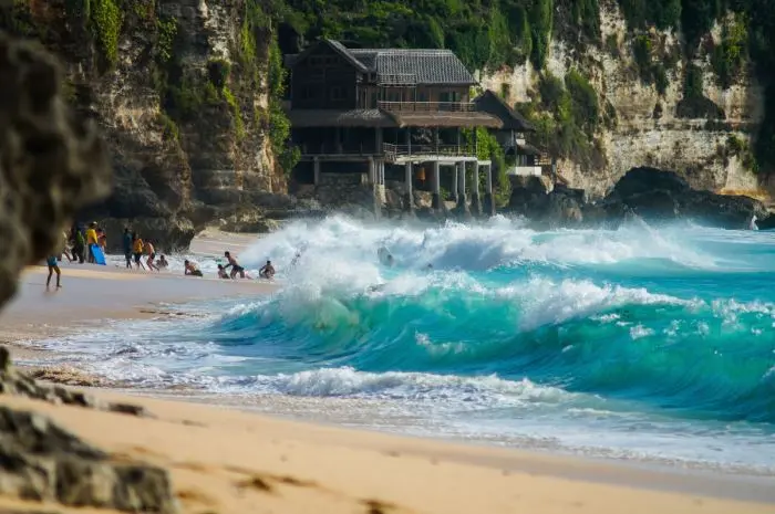 Dreamland Beach, a Maritime Paradise in Bali Surrounded by Steep Cliffs