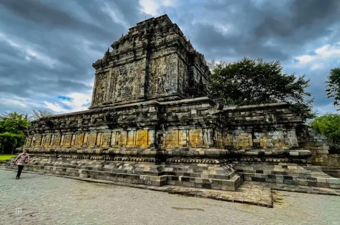 Mendut Temple, the Oldest Buddhist Temple Left by the Syailendra Dynasty